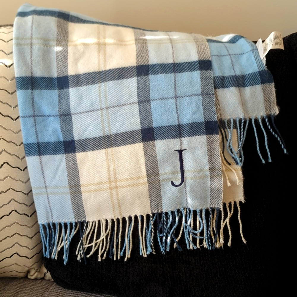 Beautiful scarf, perfect condition. Engraved with a "J".